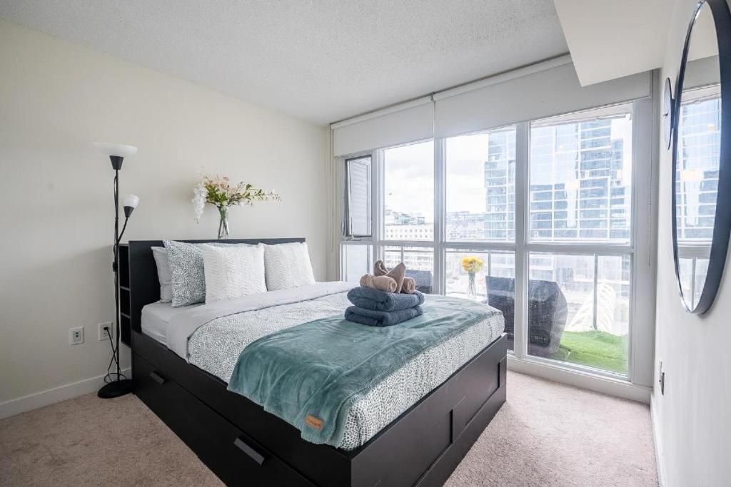 Cozy Condo In Downtown Toronto + Free Parking ภายนอก รูปภาพ