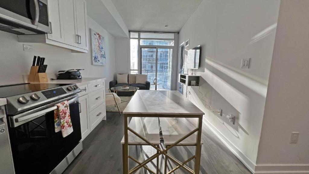 Cozy Condo In Downtown Toronto + Free Parking ภายนอก รูปภาพ