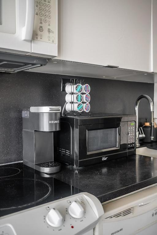 Cozy Condo In Downtown Toronto + Free Parking ภายนอก รูปภาพ