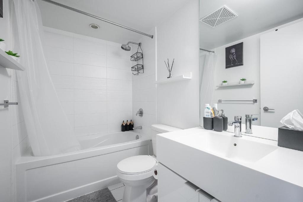 Cozy Condo In Downtown Toronto + Free Parking ภายนอก รูปภาพ
